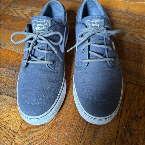 Nike - Picture 2 of 6